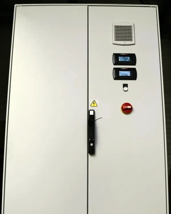 Armoire industrielle fermée, deux régulateurs en façade.