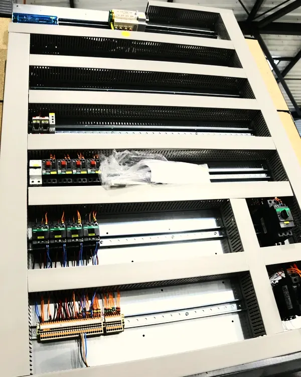 Châssis de platine en cours de câblage, rails et goulottes.