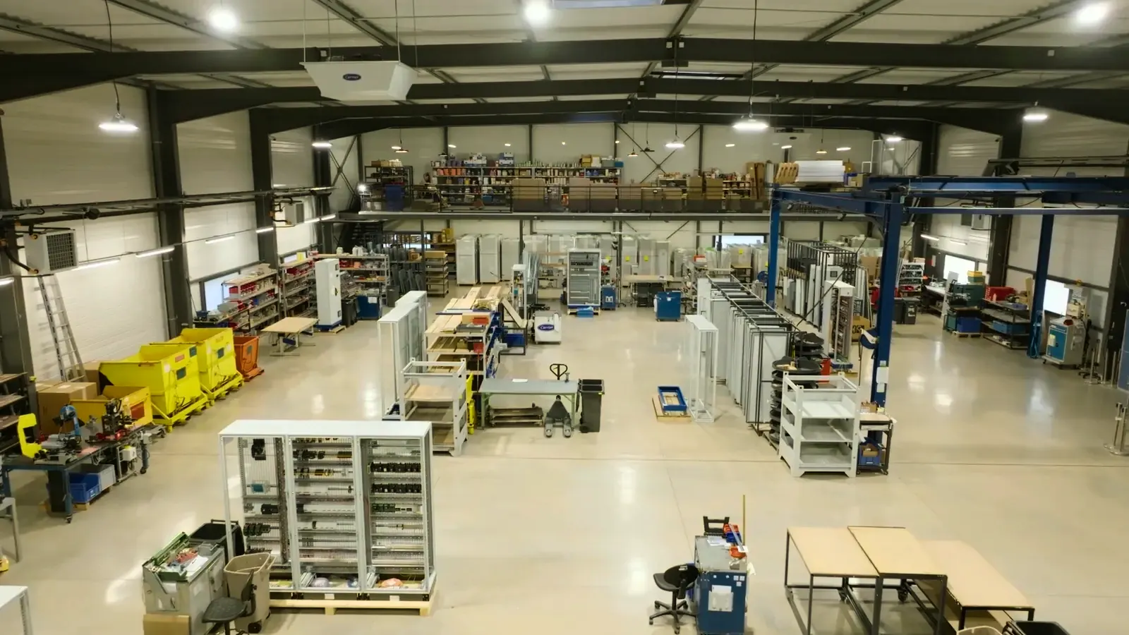 Le hall de production de Jenko, avec son pont roulant.