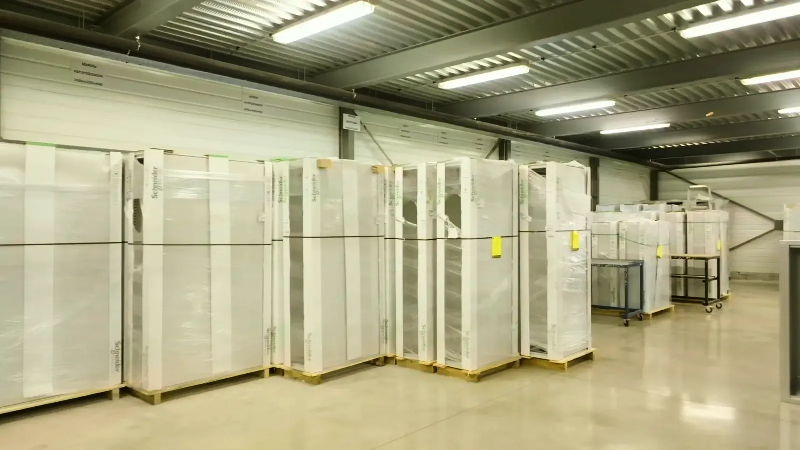 Armoires terminées, emballées sous film, prêtes à partir.